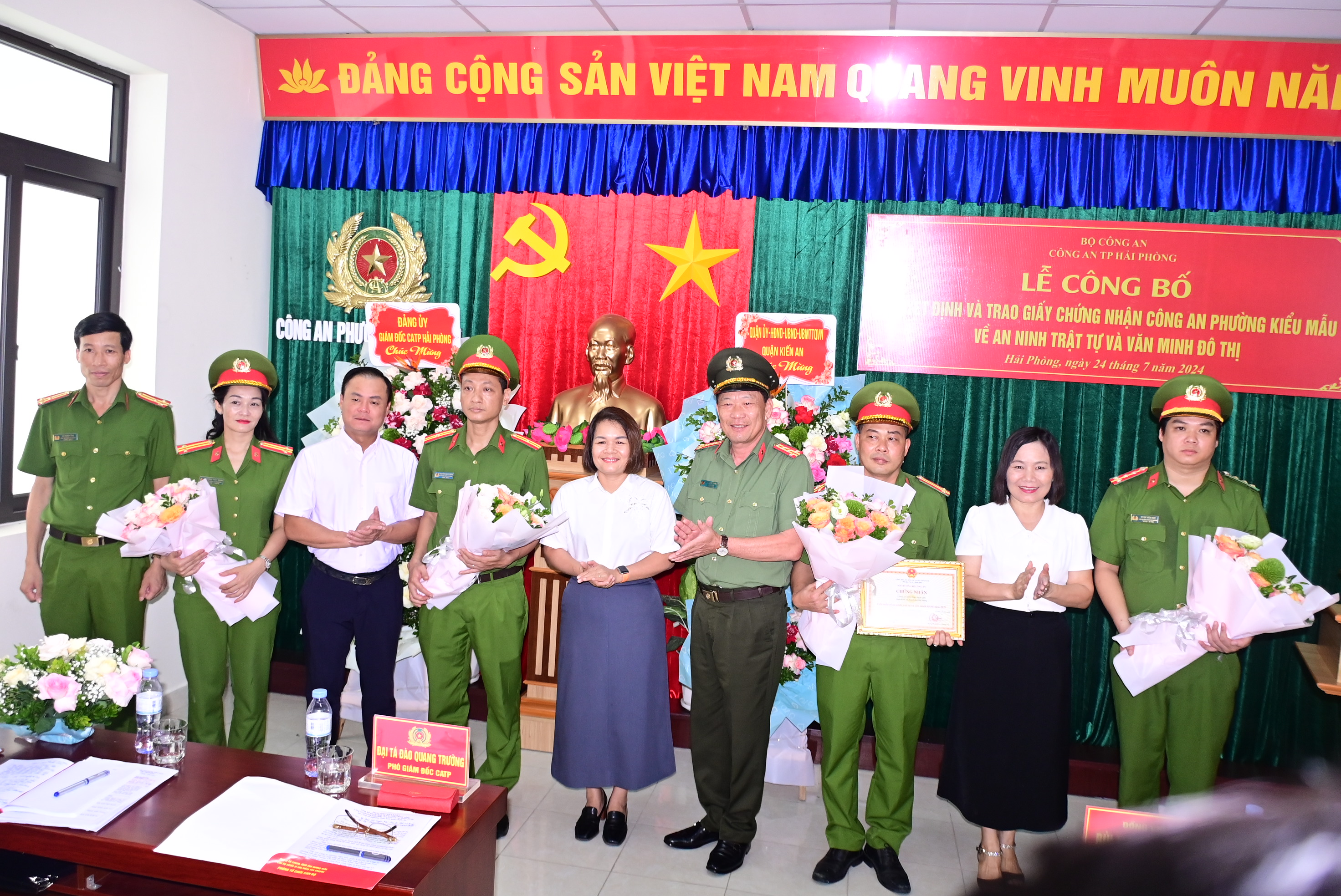 Trao giấy chứng nhận Công an phường kiểu mẫu về an ninh, trật tự và văn minh đô thị tại CAP Nam Sơn (quận Kiến An)